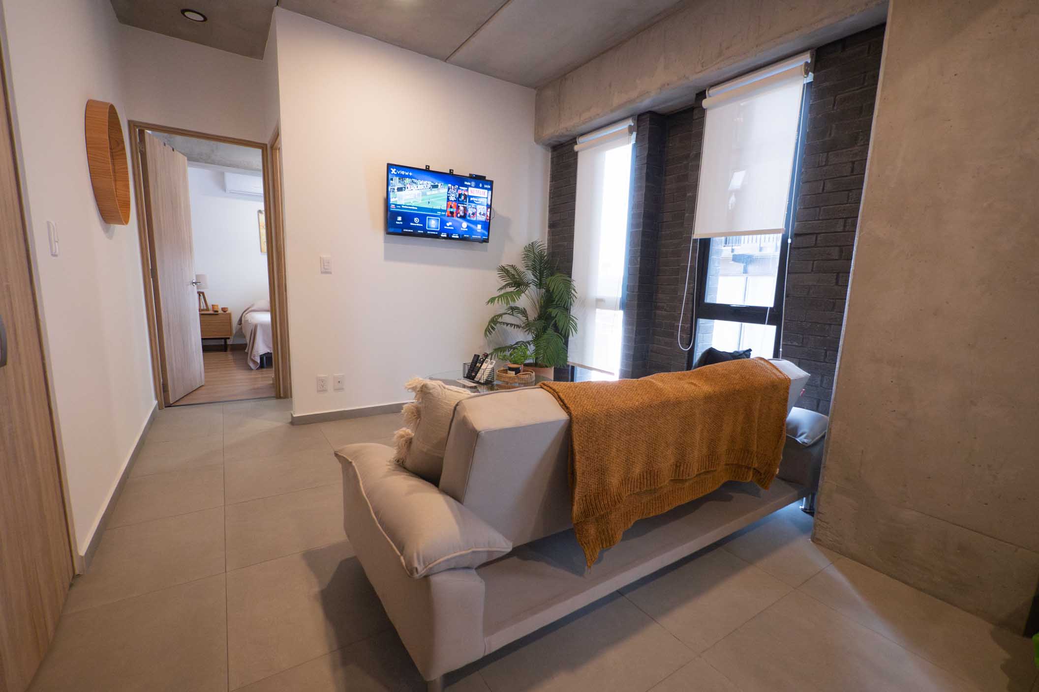 Sala con cable y sofá cama individual.